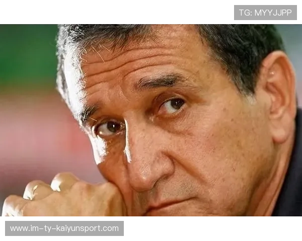 中国队后卫佩雷斯在巴黎奥运会上表现出色，主教练佩雷拉