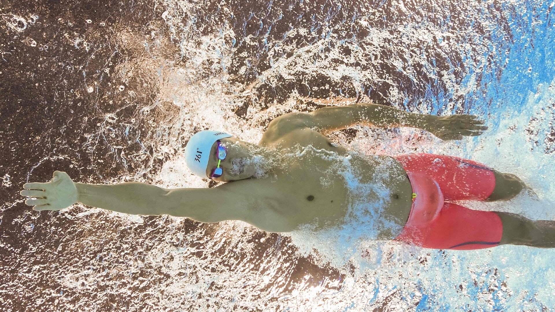 国家队在赛后举行公开训练以回馈球迷，国家队参加联赛